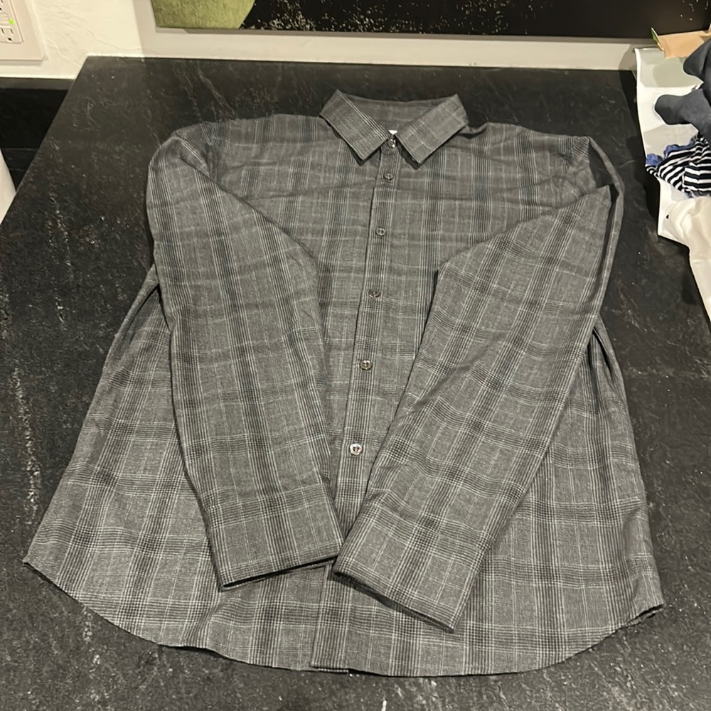 BLDWN men’s gray plaid button down.